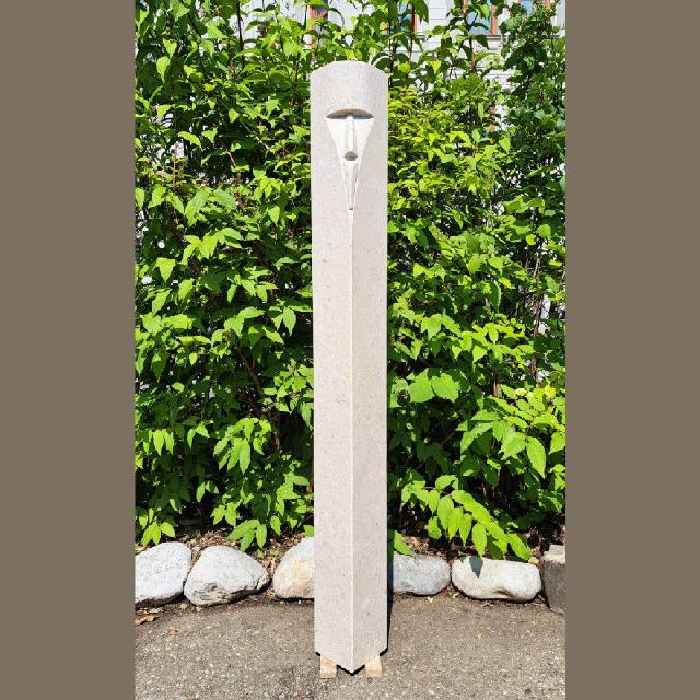 Wächter / 2025 / Kalkstein / 12 x 12 x H130 cm / RW617