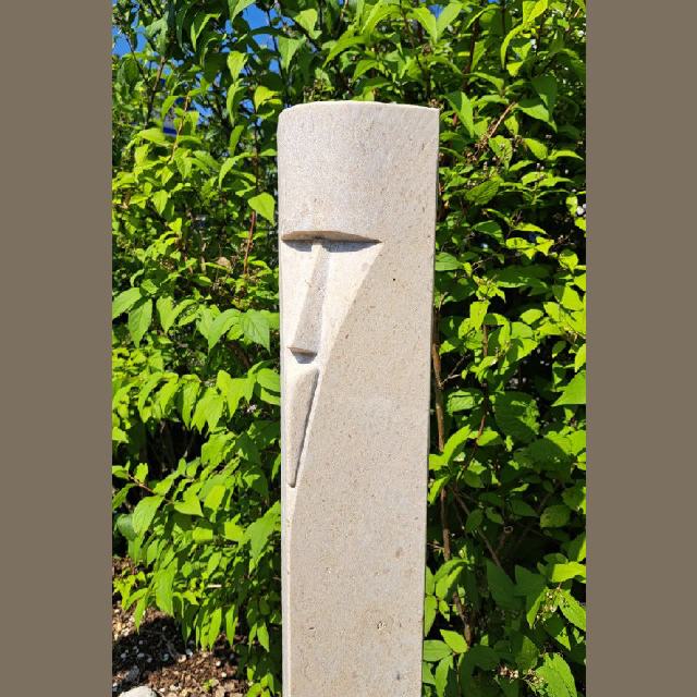 Wächter / 2025 / Kalkstein / 12 x 12 x H130 cm / RW617